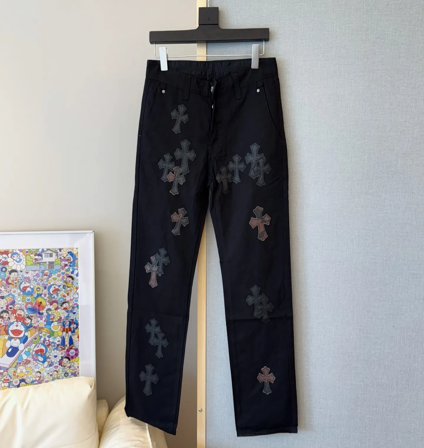 P280 model number: D327 ChromeHearts Chrome black camouflage patch Chino ceiling-level jeans, a pair is hard to find at the counter‼ ️About Zangyin✅This is an extremely luxurious fashion brand that can also be called the aristocracy of the high street. It has always been an exclusive brand for some hipsters or rich second generations. The color of this model is already very eye-catching by using a unique washed material. It is decorated with pink patch cross flowers, which cleverly highlights the charm of the brand. Secondly, this model adopts a classic high-waist cut design, which highlights the long legs and fashionable temperament of the upper body. The brand is highly recognizable and the slim-fitting configuration is more suitable for daily wear. The personality will be fashionable and the specifications can be seen at a glance. Materials and technology ✅ Needless to say, this point goes without saying. As an excellent craftsman brand, Zangyin's requirements for details and craftsmanship are really perfect. The washed color of this model has gone through a lot of processes, not to mention the embellishment of the denim appliqués. It is also purely handmade and sewn. Just like what they believe in, only handmade things have soul and have the meaning of wearing. A top-notch heavy-duty fashionable denim item, recommended by both hands‼ ️ Size# 28 30 32 34 36 Size reference# 28 pants length 100 waist circumference 72 30 pants length 102 waist circumference 76 32 pants length 104 waist circumference 80 34 pants length 106 waist circumference 84 36 pants length 108 waist circumference 88